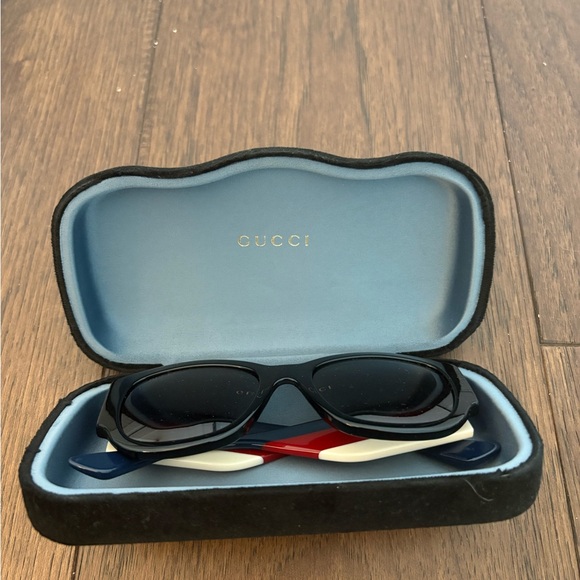 Gucci BARELY WORN Black Sunglasses with Blue Case - Picture 2 of 2